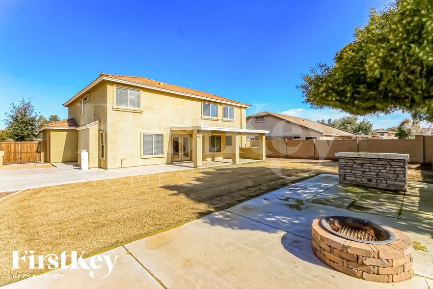 Building Photo - 2403 W Quick Draw Way