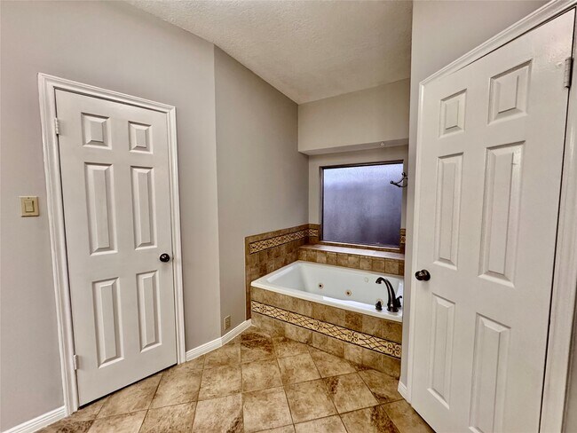 Building Photo - 2623 Double Lake Dr