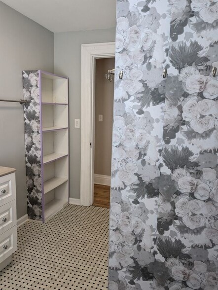 Building Photo - 5313 Broadway, 1