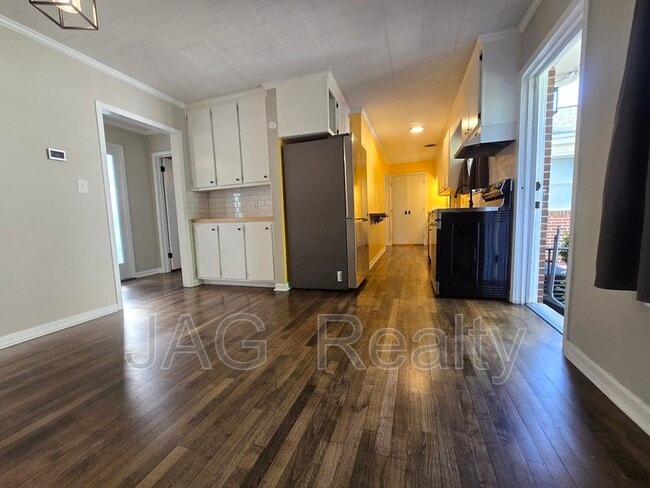 Building Photo - 328 W Liberty St