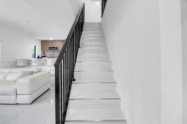 Building Photo - 320 NW 13th Ct