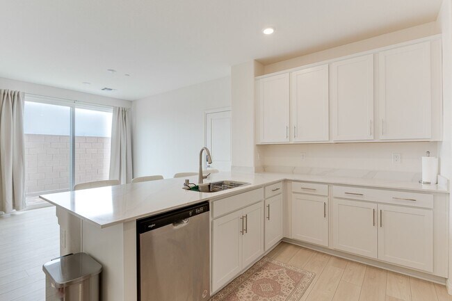 Building Photo - SPACIOUS 4BEDROOM 3BATH HOME IN INSPIRADA