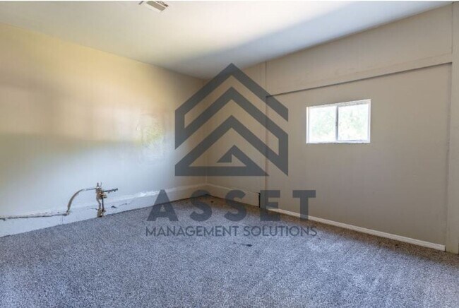 Building Photo - Cute 4 bedroom House