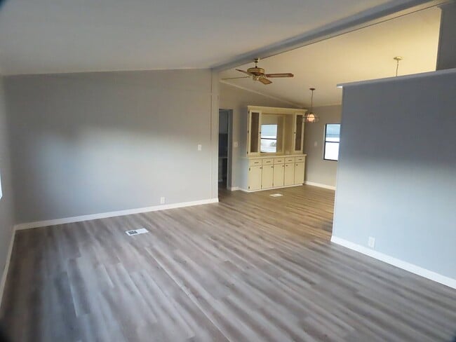 Building Photo - 1061 Quail Dr
