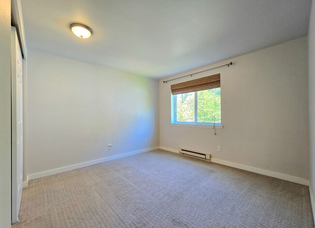 Building Photo - 2 Bedroom Condo Available in Kenmore