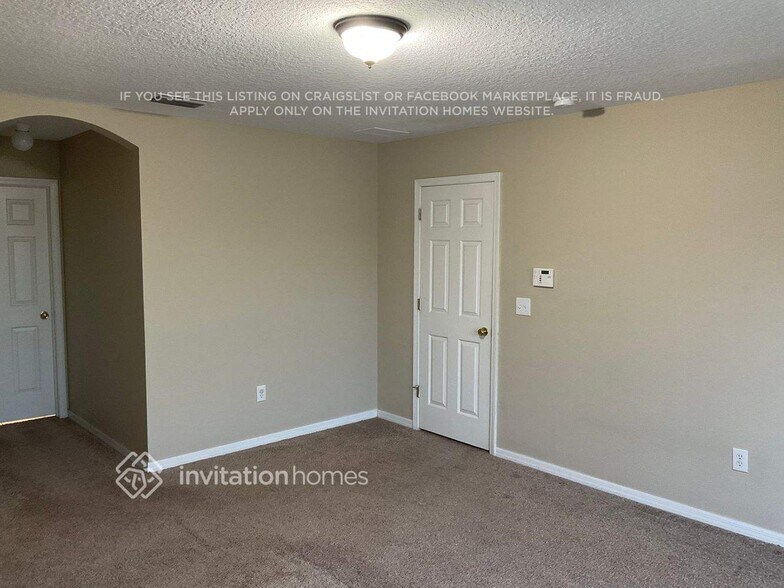 Building Photo - 2711 Queen Alberta Dr