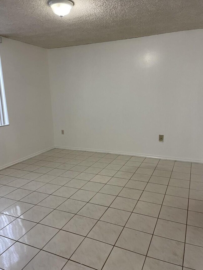 Building Photo - 10000 NW 80th Ct