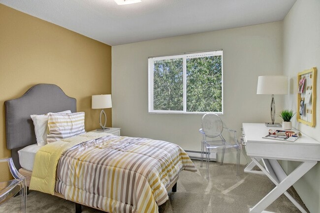 Bedroom with bed, desk, and window - Allegro