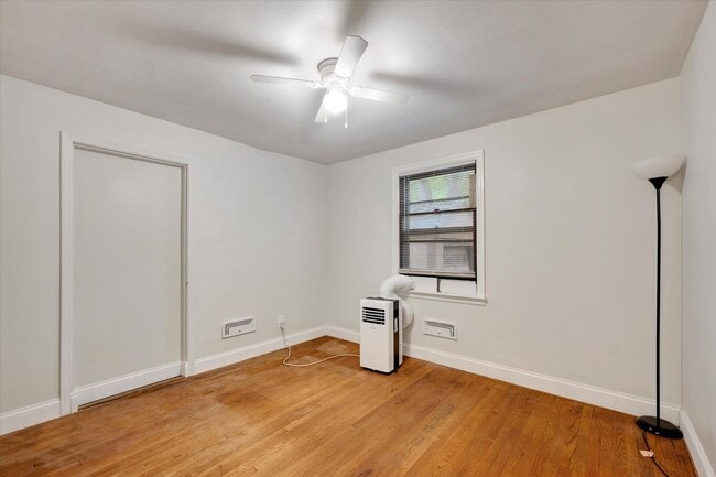 Building Photo - 2 BED / 1 BATH HOUSE NEAR CAMPUS W/ CHARMI...