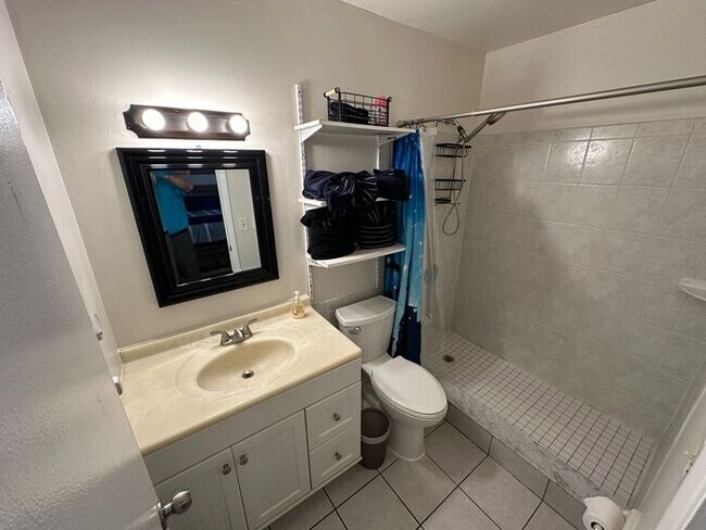 Building Photo - Fully Furnished 2/2 Condo!