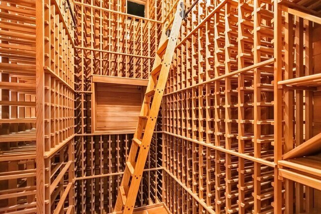 Building Photo - 430 W Wesley Rd NW