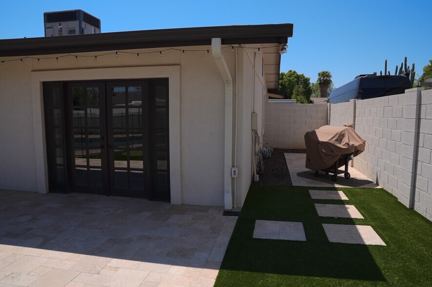 Building Photo - 2526 E Mercer Ln