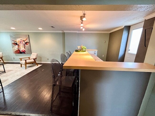 Building Photo - FREE AUGUST RENT!! - Sweet Bungalow in Par...