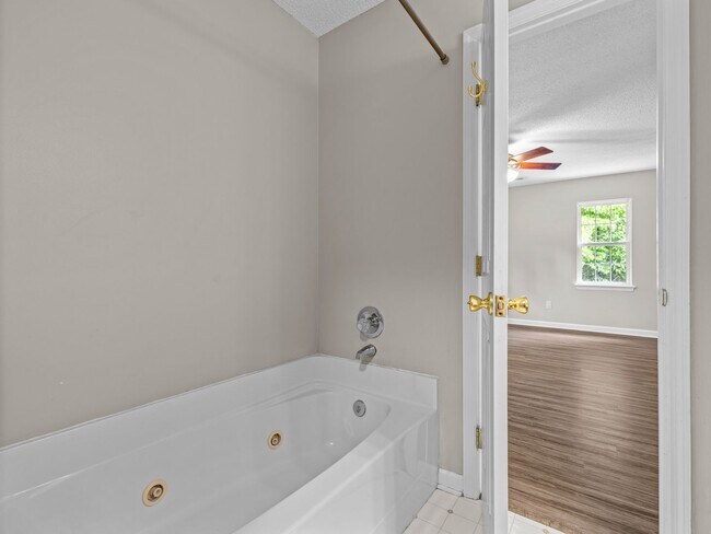 Building Photo - Country Club Area!