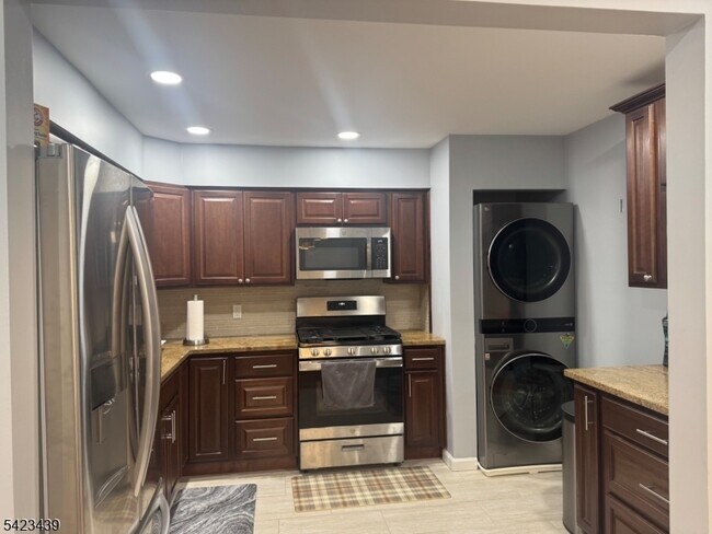 Building Photo - 50 Falls Bridge Dr