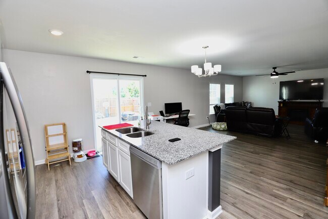 Building Photo - 21 Ciani Ct