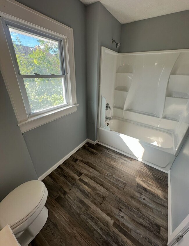 Building Photo - 4 Bed / 1 Bath Updated Floors & First-Floor Bedroom!