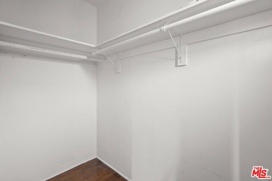 Building Photo - 1325 N June St