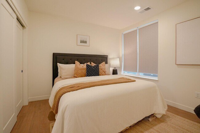 Building Photo - 476 Taylor Ave