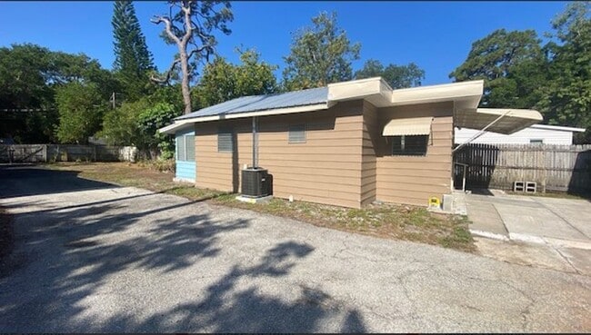 Building Photo - Remodeled 2 Bedroom 1 Bath Home, Fenced Pr...