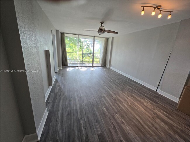 Building Photo - 119 Royal Pk Dr