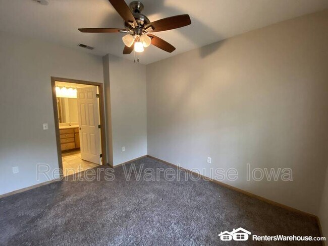 Building Photo - 2000 Meadow Ct