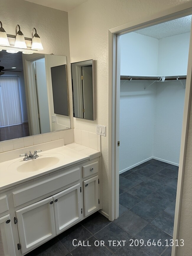 Building Photo - 541 San Vincente Ct
