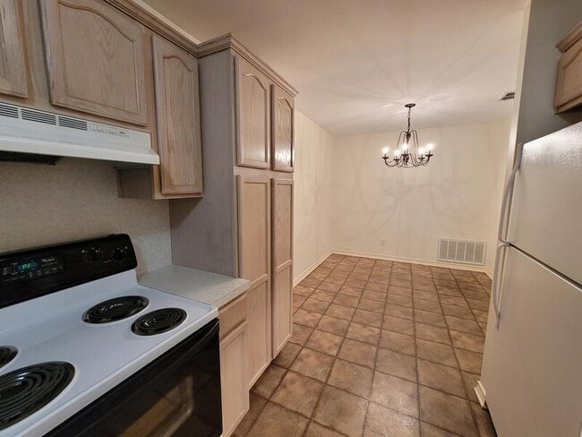 Building Photo - 640 Canada St