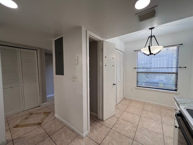Building Photo - Stylish 2 Bed, 2 Bath Condo with Modern Am...