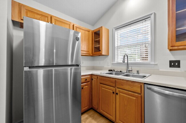 Building Photo - Convenient 3-Bedroom Rental with Fenced Ya...