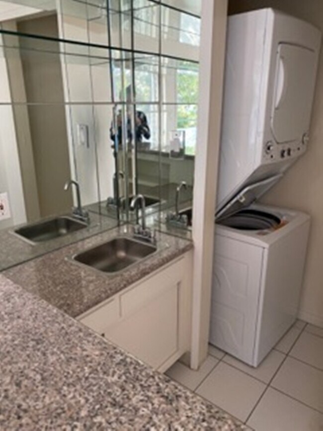 Building Photo - 454 S Oakhurst Dr