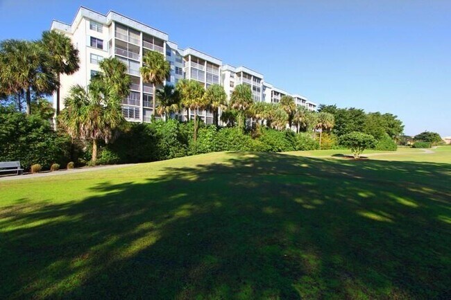 Building Photo - 250 Jacaranda Dr