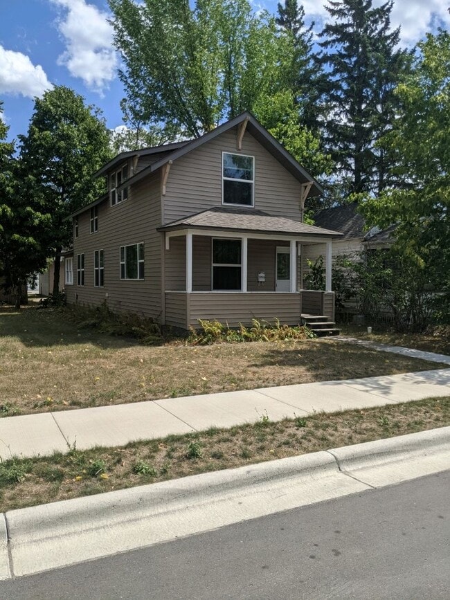 Building Photo - New Listing! 3+ bedroom/2bath Close to Everything!!