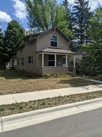 Building Photo - New Listing! 3+ bedroom/2bath Close to Everything!!