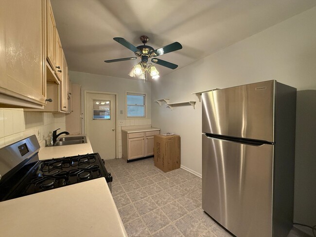 Building Photo - 2 Bedroom Unit available in Highland Park!