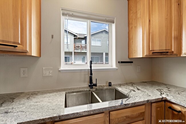 Building Photo - Modern & Stylish Townhome!