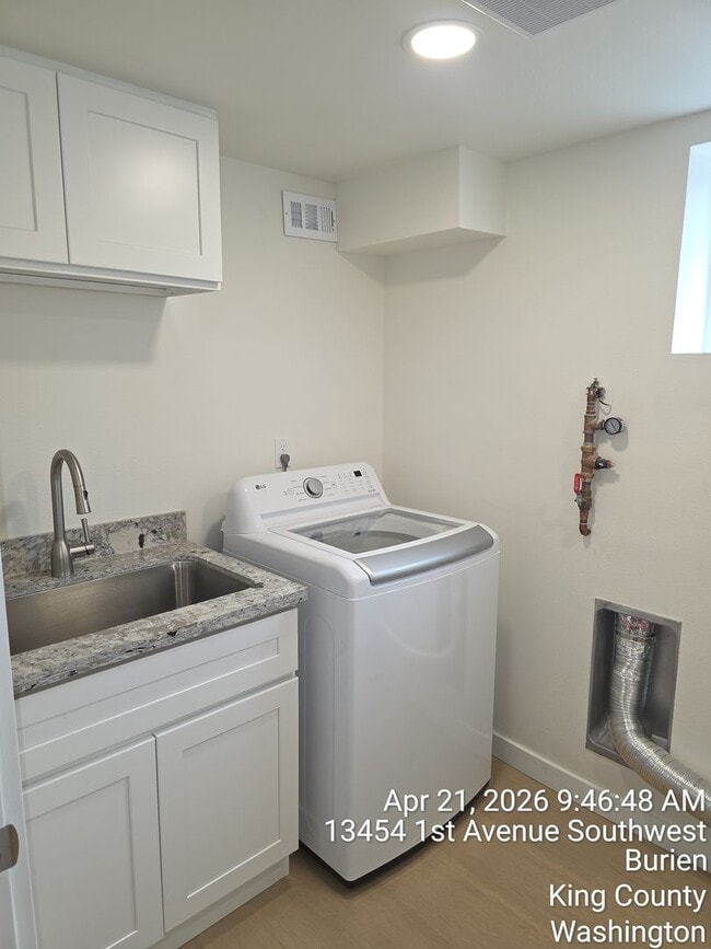 Building Photo - Burien Newly remodeled home - 3 bedrooms 2 bathrooms - A must see - available NOW
