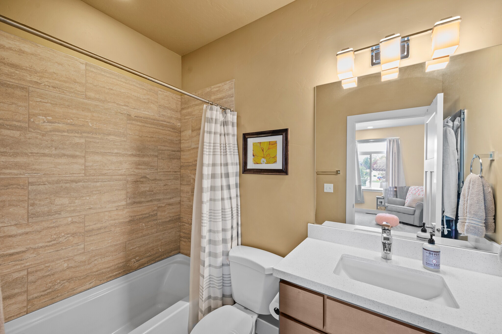 Upstairs Bathroom - 1421 E Komenda Way