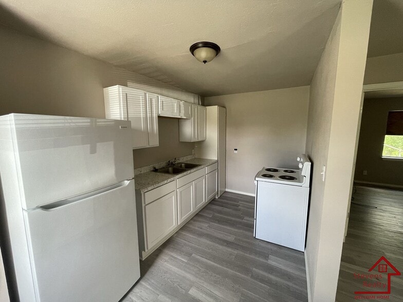 Building Photo - 1315 SW E Ave