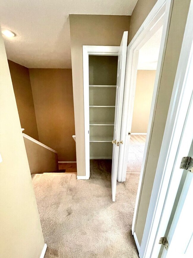 Building Photo - Spacious 3 Bedroom Home in South Columbia