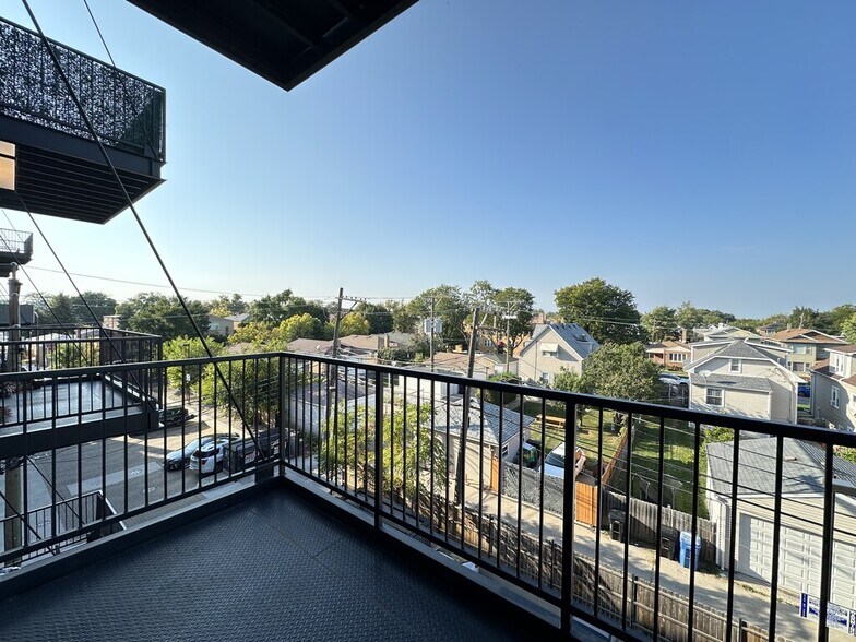 Building Photo - 6340 W Belmont Ave