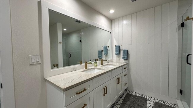 Building Photo - 1120 E Kennedy Blvd