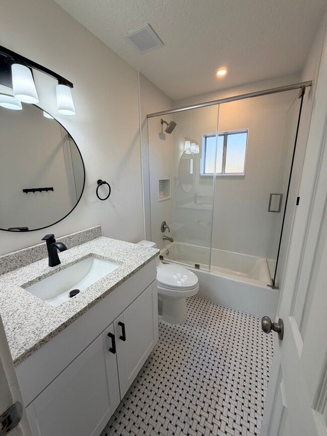 Building Photo - 831 Floral Dr