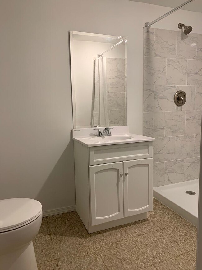 Building Photo - Spacious 6 bedroom house in Minneapolis!!
