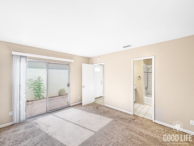 Building Photo - Great 2B/2BA Townhome in Escondido w/ AC, ...