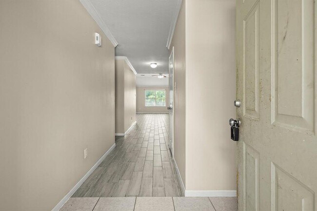 Building Photo - 420 Woodlake Dr