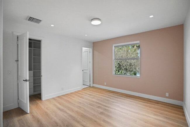 Building Photo - 3201 E Stonebrook Cir