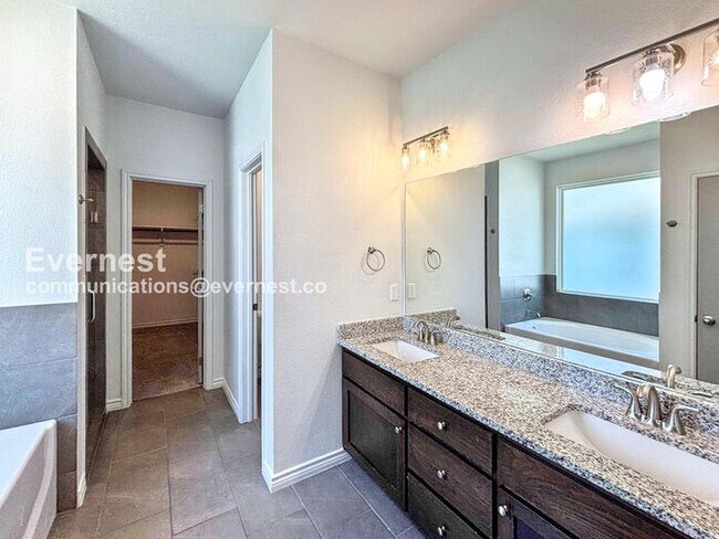 Building Photo - Limited Time Special Offer / 3 Bed/2 Bath Home with Garage / Pet-Friendly / Available Now!