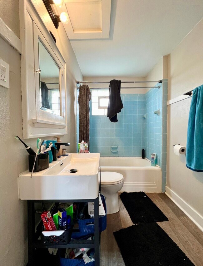 Building Photo - 437 S 73rd St