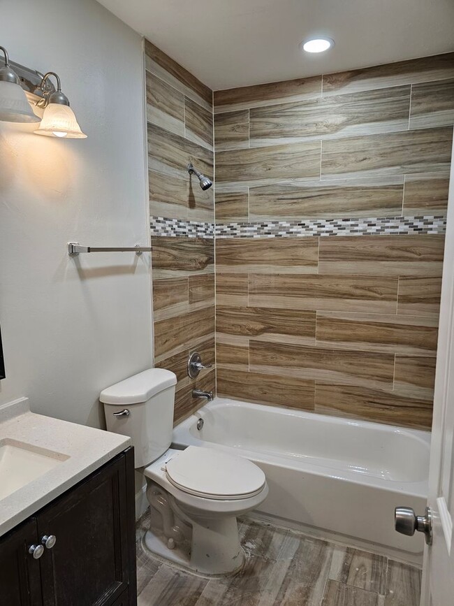 Building Photo - Beautifully Renovated 3BR/2BA Townhome in ...